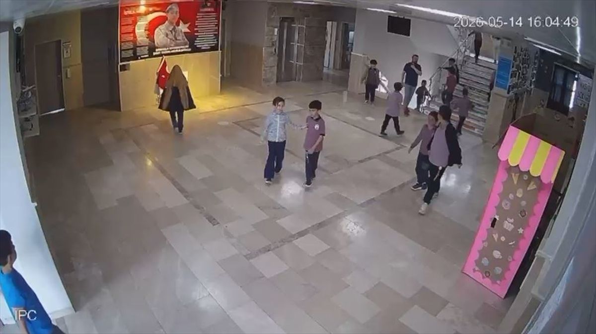 Minik öğrenciden büyük vefa: Bayrağı düzeltti