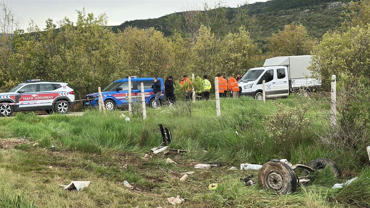 Kütahya\'da Tren-Kamyonet Çarpışması: 1 Ölü, 3 Yaralı