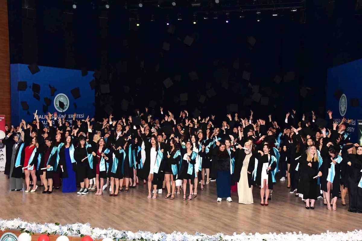 BAÜN Turizm Fakültesi\'nde mezuniyet coşkusu