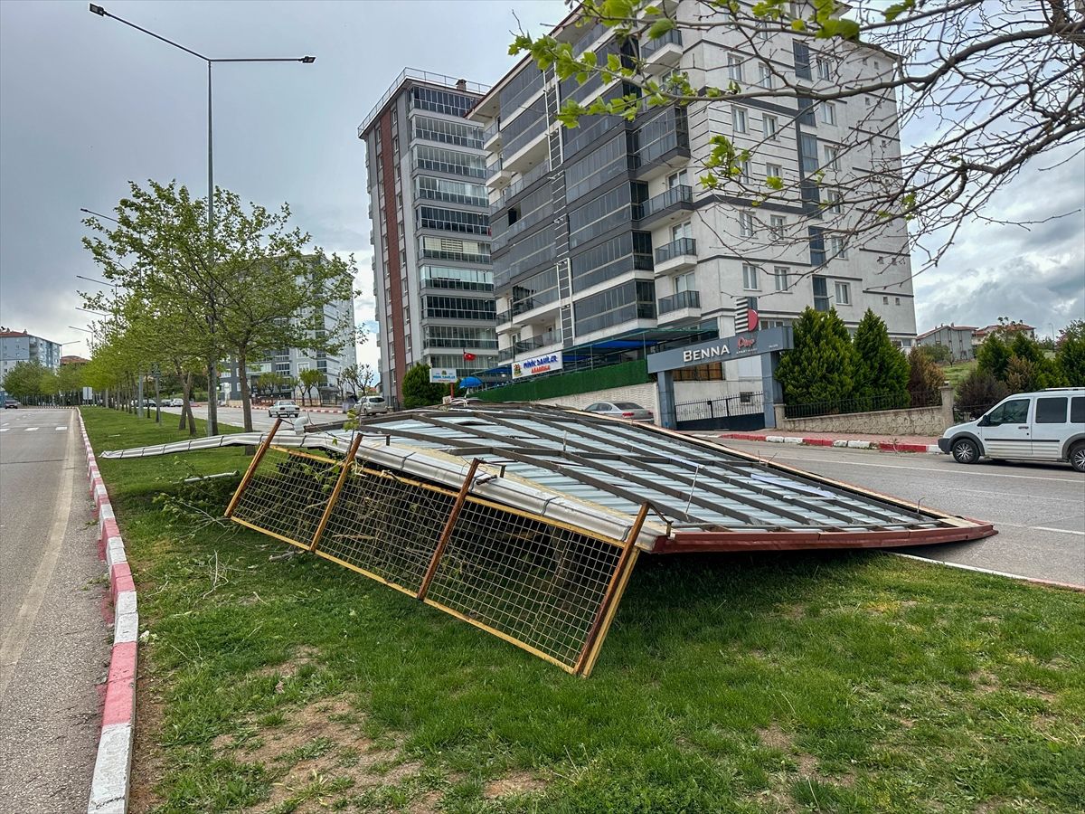 Uşak\'ta Fırtına Çatıları Uçurdu