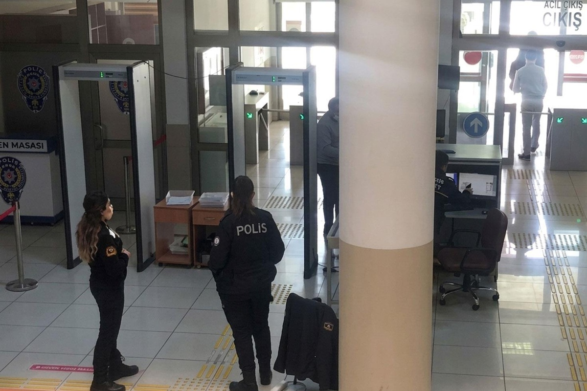 İstanbul Adliyesi\'ne uyuşturucuyla girmeye çalışan şüpheli yakalandı