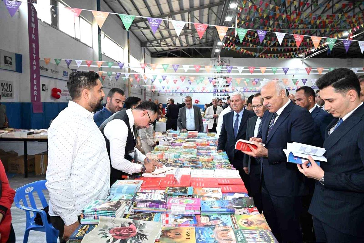 Vali Zorluoğlu Çermik kitap fuarını ziyaret etti