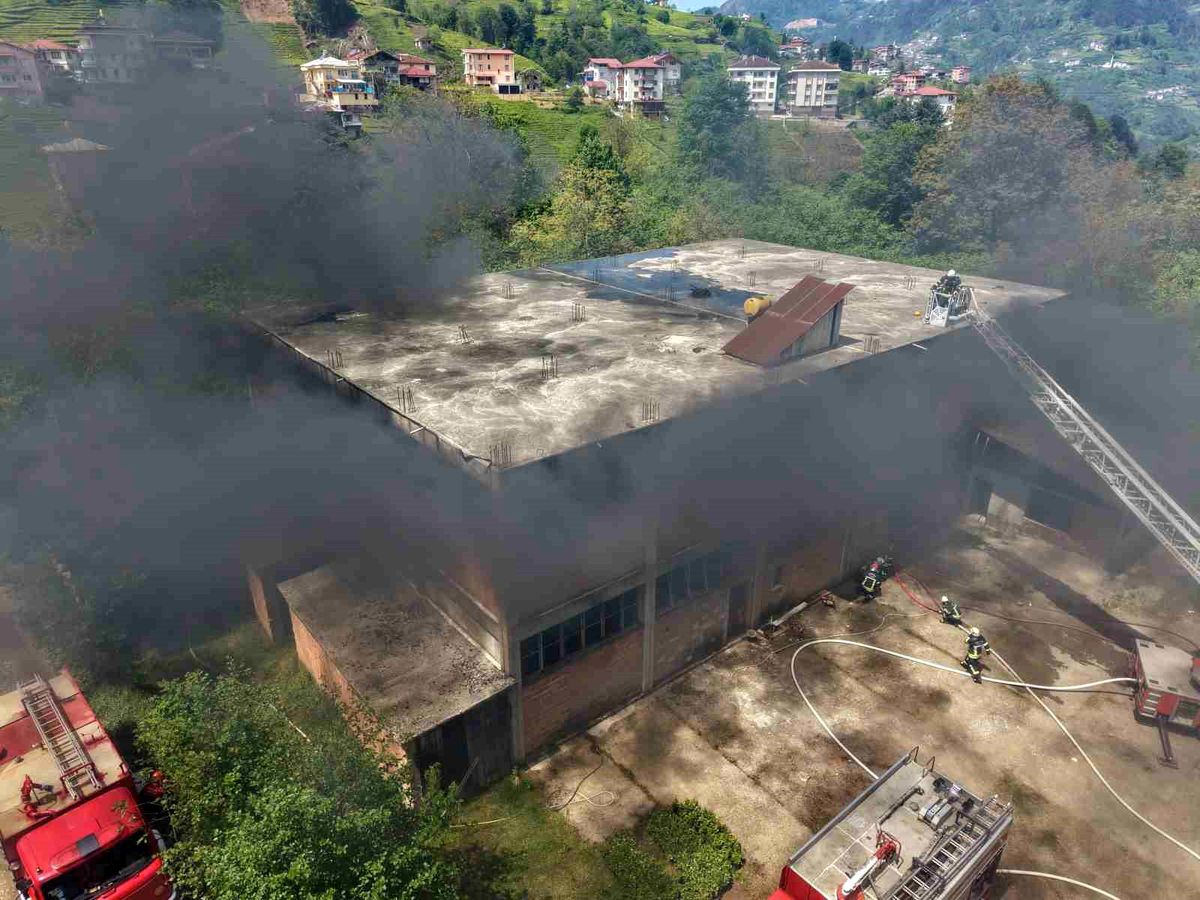 Yaklaşan çay sezonu öncesinde çay fabrikasında yangın tatbikatı