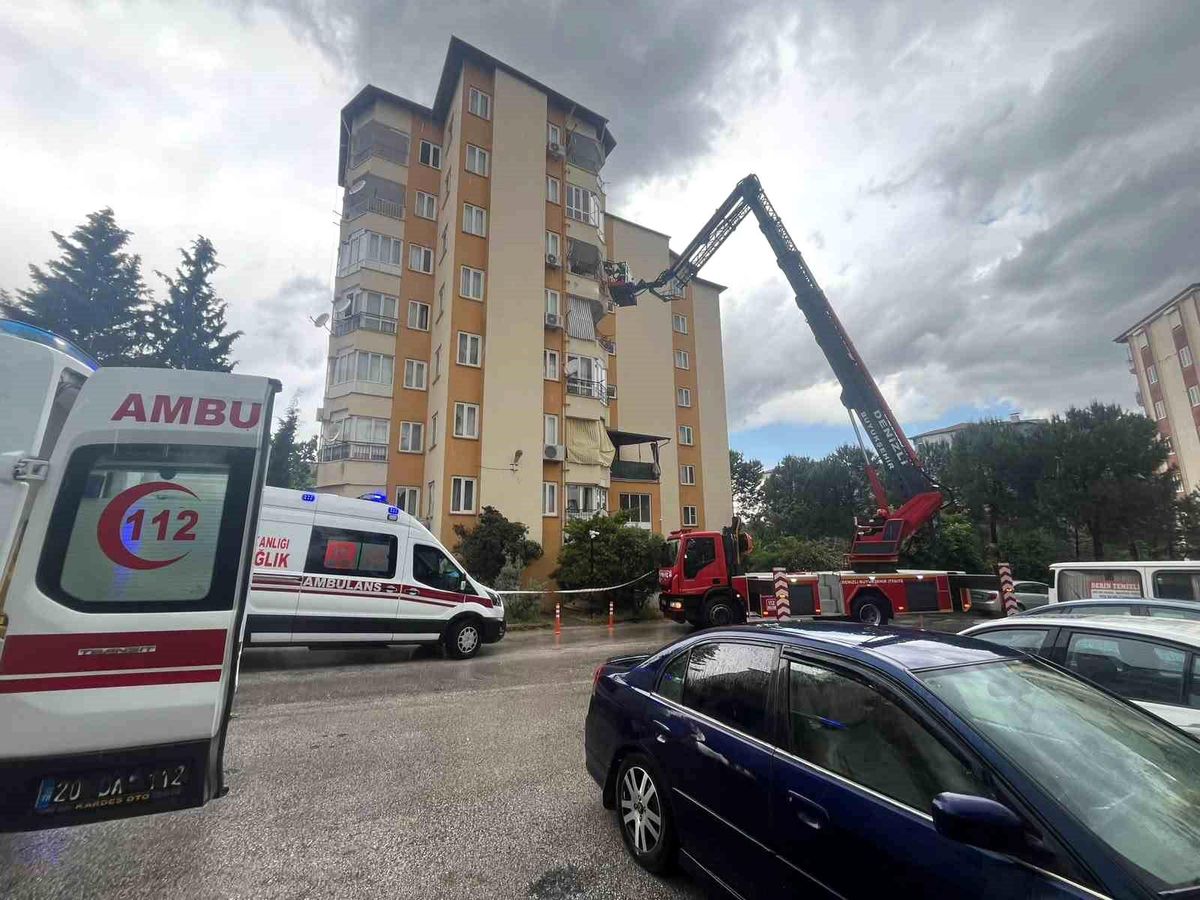 Denizli\'de Yıldırım Çarpması: 2 İşçi Yaralandı