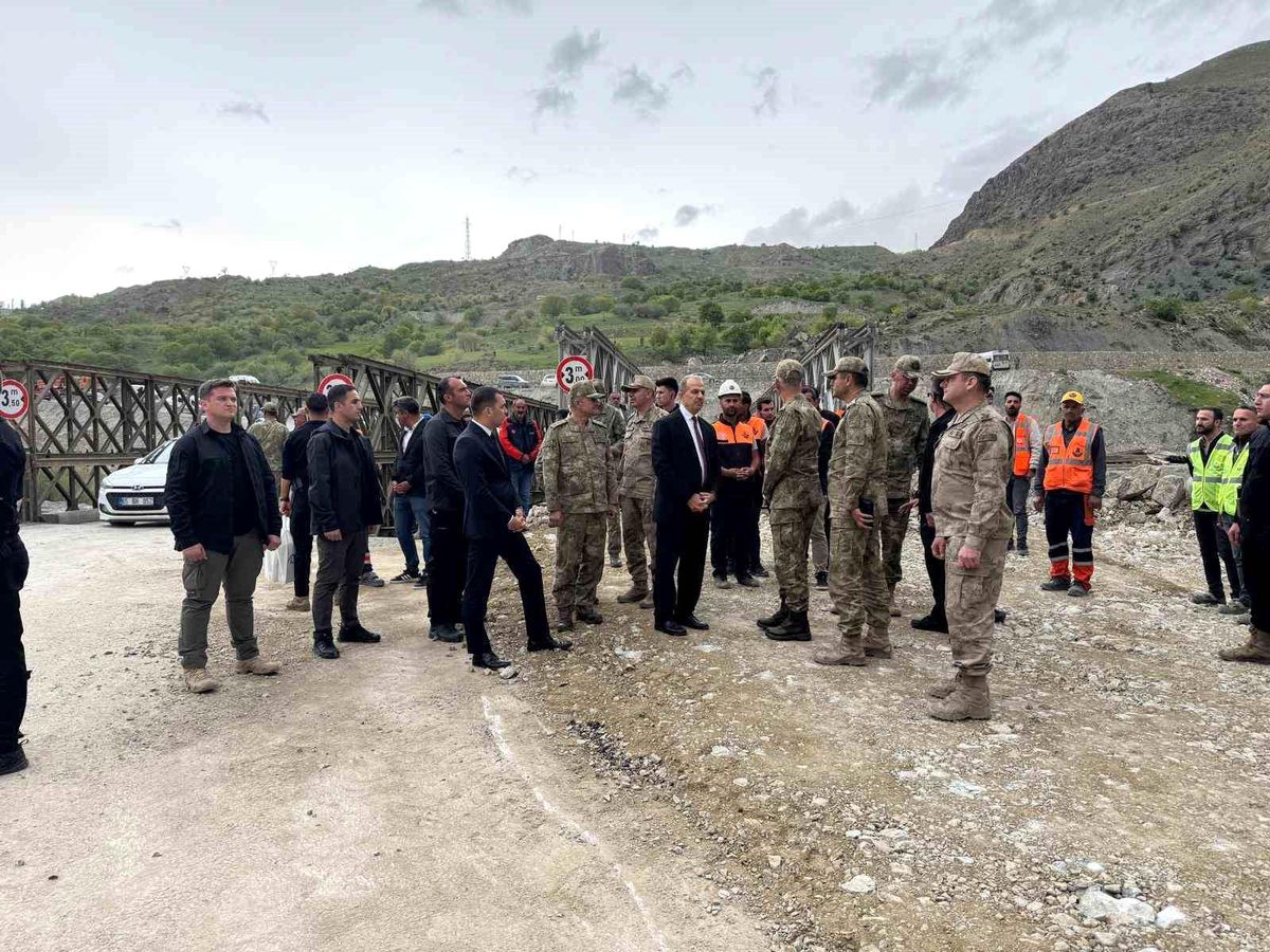 Hakkari-Van Yolunda Heyelan Sonrası Çalışmalar