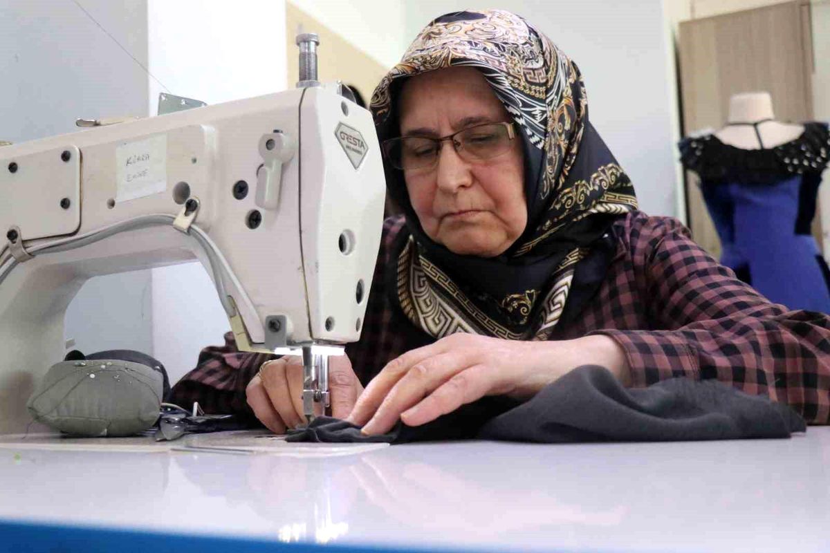 65 Yaşında Dikiş Kursuna Devam Eden Remziye Demir