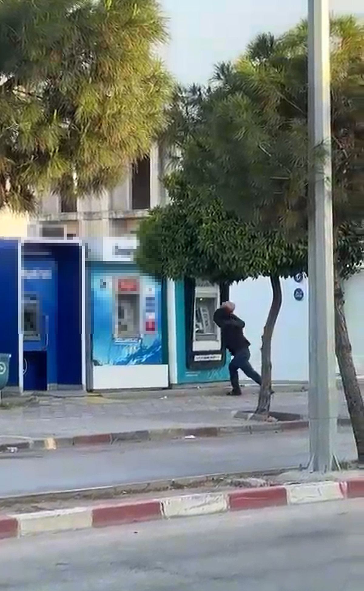 Ceyhan\'da ATM\'ye Taşlı Saldırı