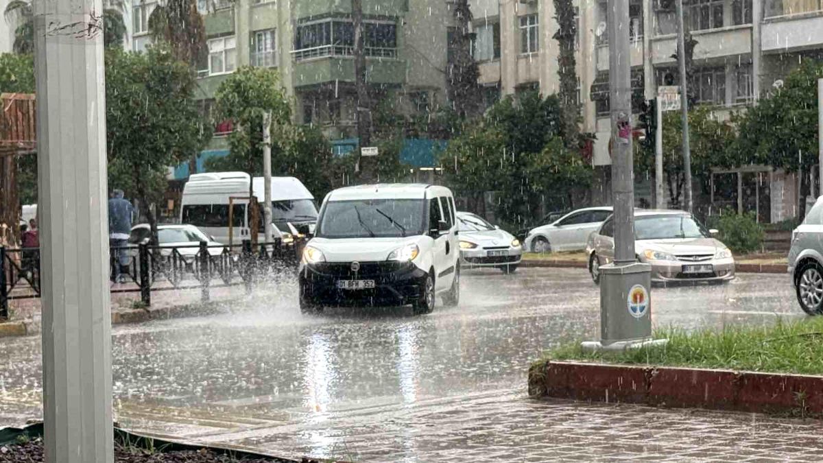 Adana\'da Şiddetli Yağmur Hayatı Olumsuz Etkiledi