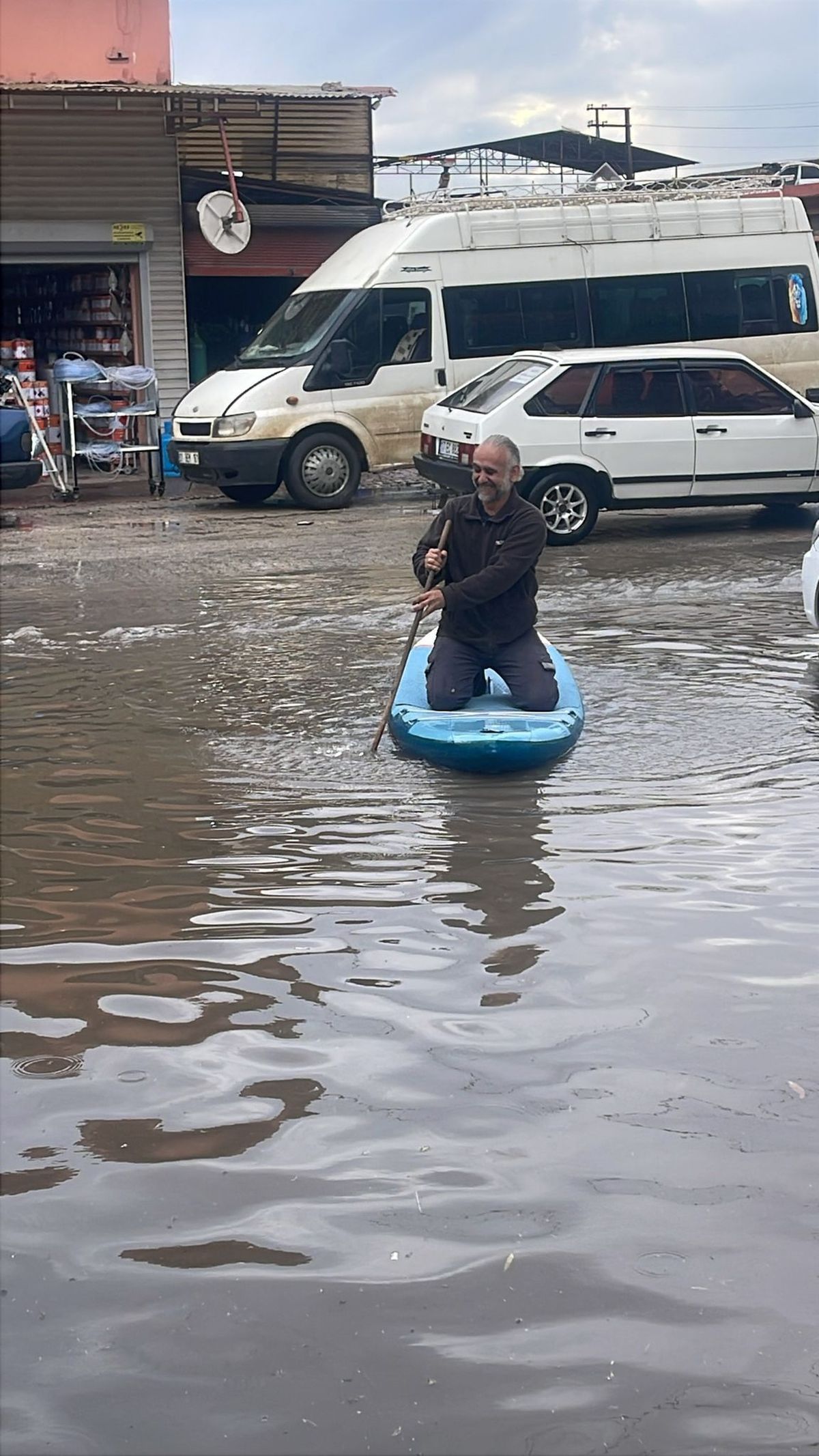 Ceyhan\'da sanayi sitesini su bastı, esnaf sörf tahtası ile işe gitti