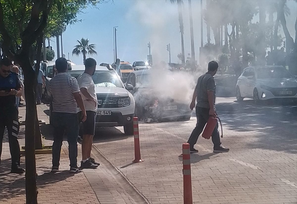 Alanya\'da Yanan Otomobil Kullanılamaz Hale Geldi