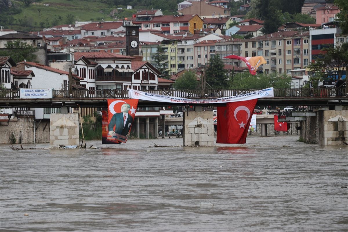 Amasya\'da Yeşilırmak Taşma Noktasına Yaklaşıyor