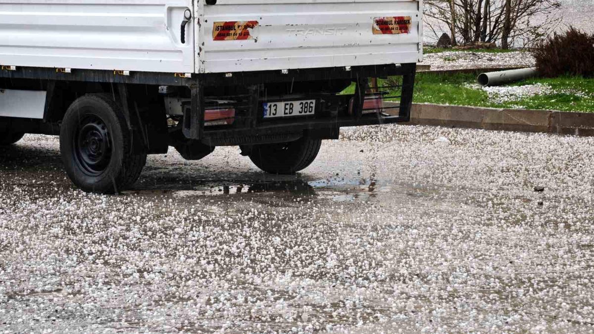 Bitlis\'te Ani Dolu Yağışı Trafiği Olumsuz Etkiledi