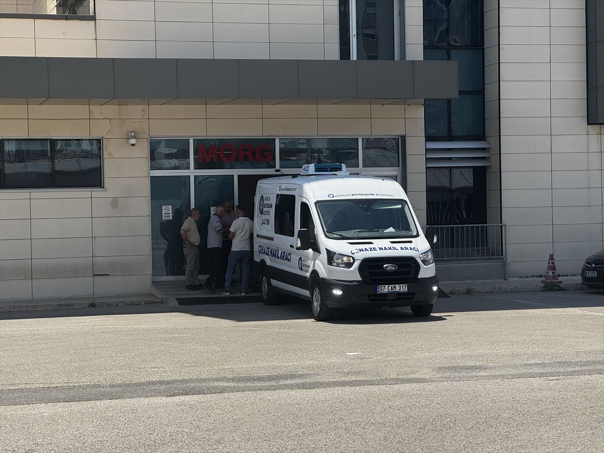 Antalya\'da Bıçaklı Kavga: 1 Ölü