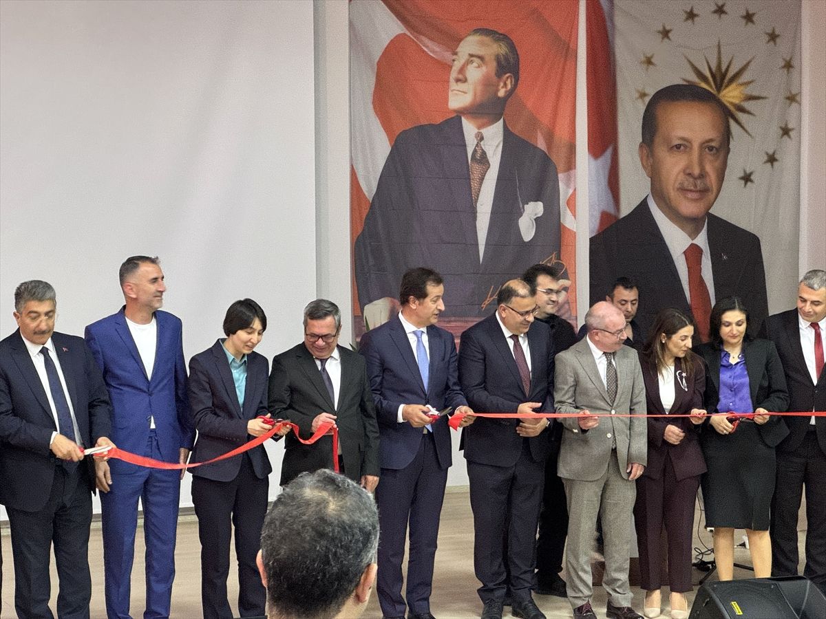 Oktay Sinanoğlu\'na Konferans Salonu