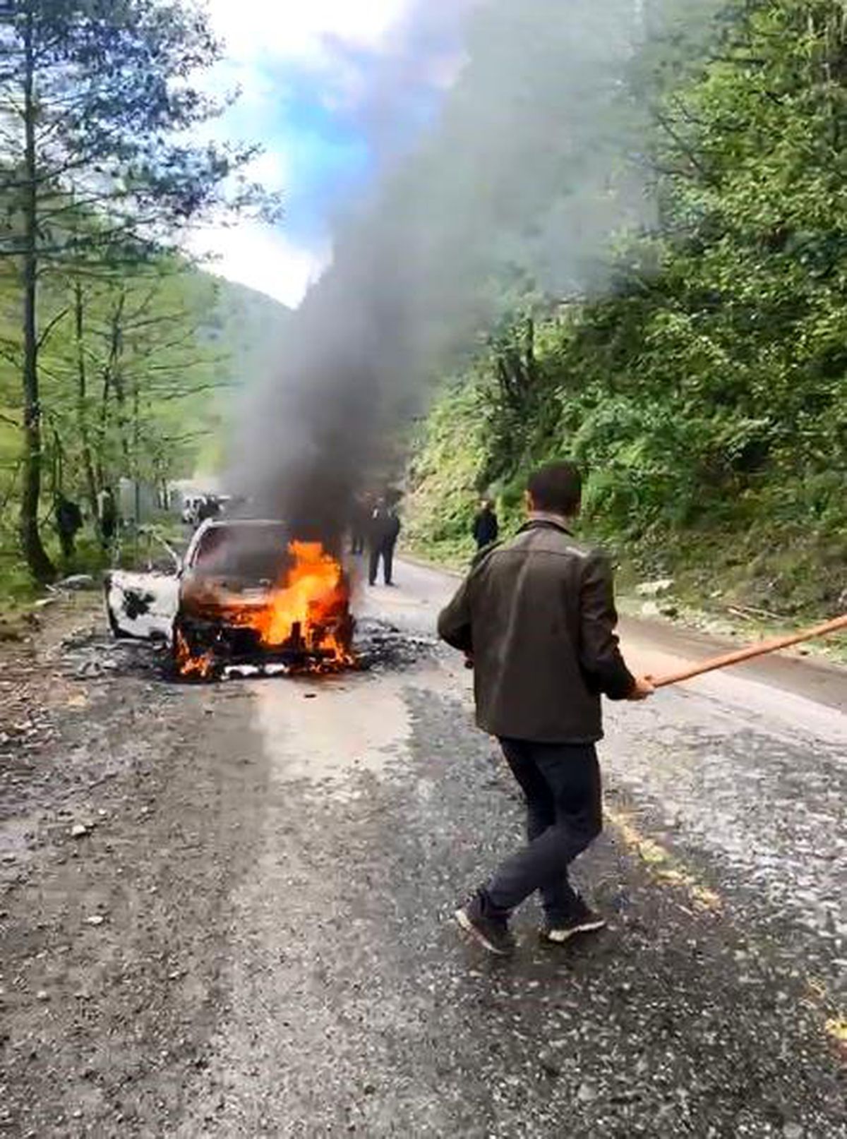 Artvin\'de seyir halindeki otomobil alev alev yandı