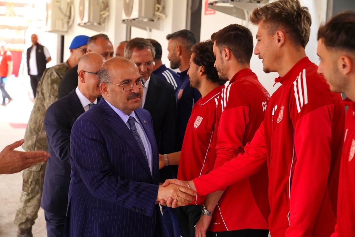 Ayvalıkgücü'ne Protokolden Destek
