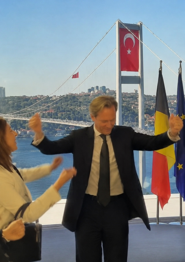Belçikalı büyükelçi oynadı, Fransa’dan “Erik dalı” daveti geldi