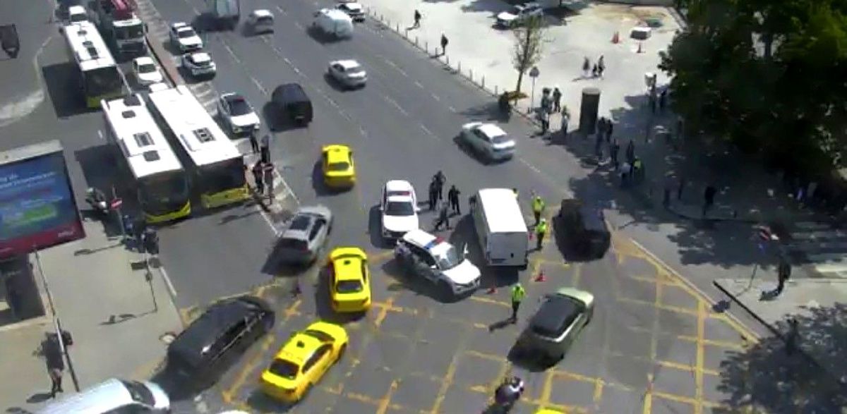 Beşiktaş\'ta ticari aracın çarptığı polis ağır yaralandı