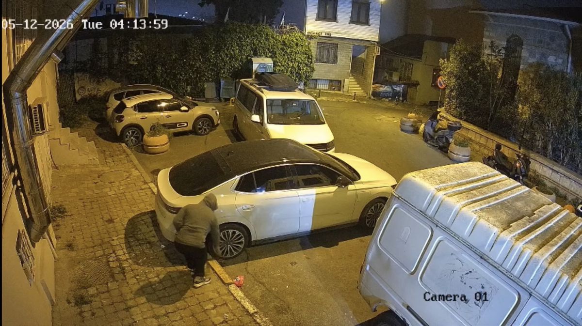 Beyoğlu\'nda Elektrikli Araca Saldırı