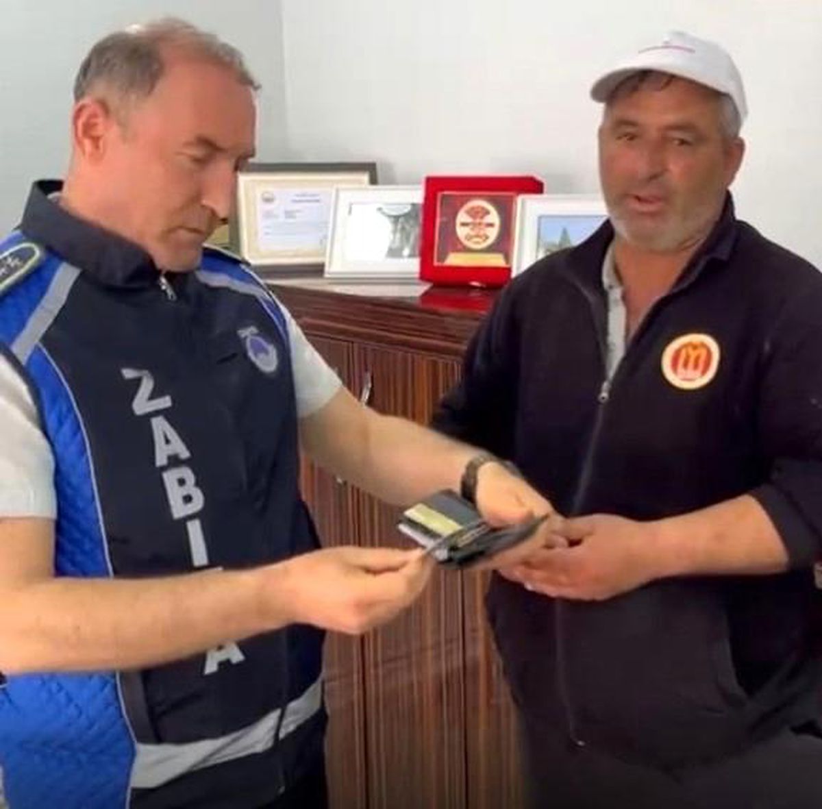 Bilecik\'te temizlik görevlisi bulduğu cüzdanı zabıtaya teslim etti