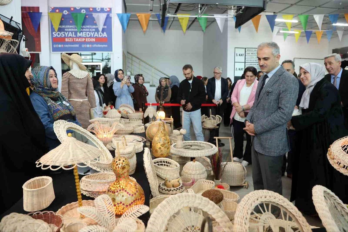 Çayırova\'da el emeği göz nuru eserler görücüye çıktı