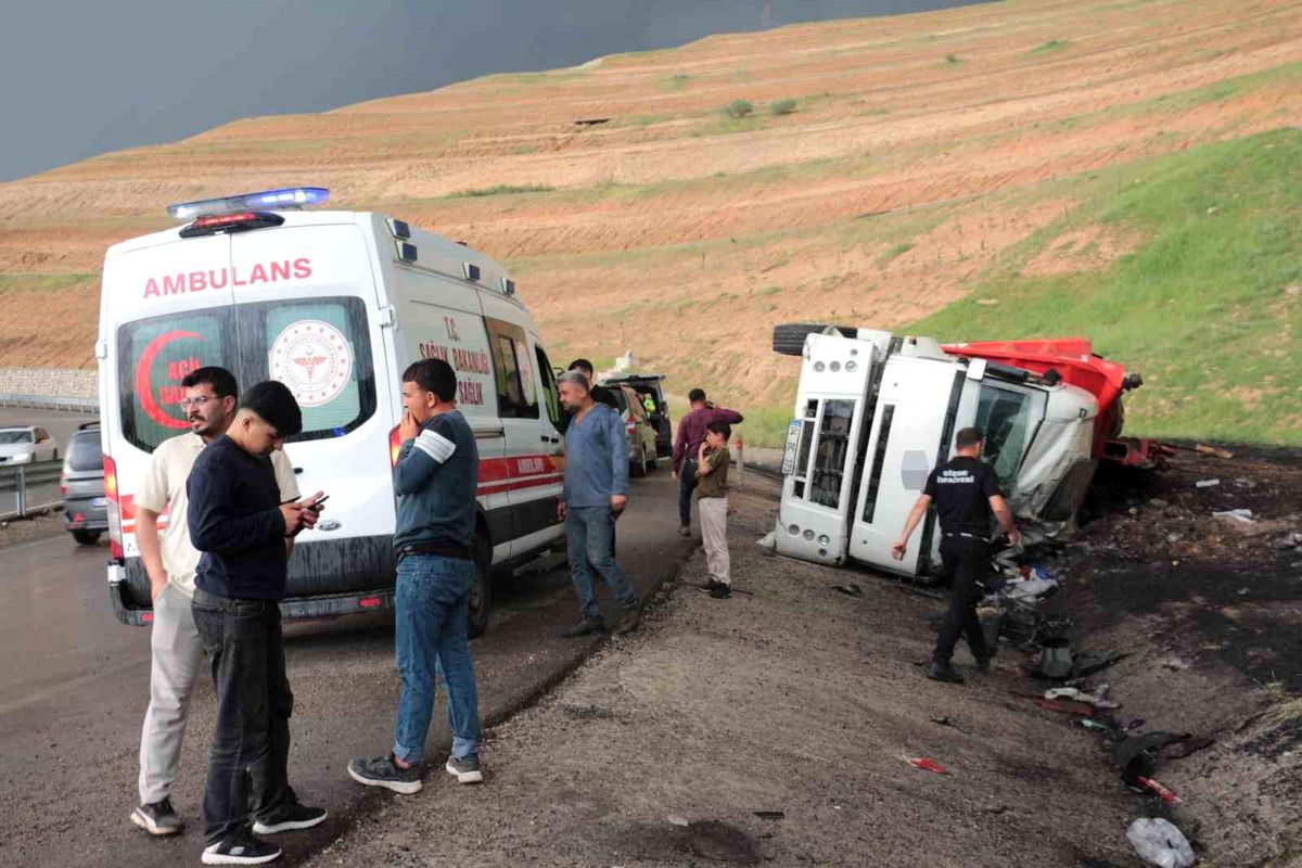 Cizre\'de Kazalar Yol Kapatılmasına Neden Oldu