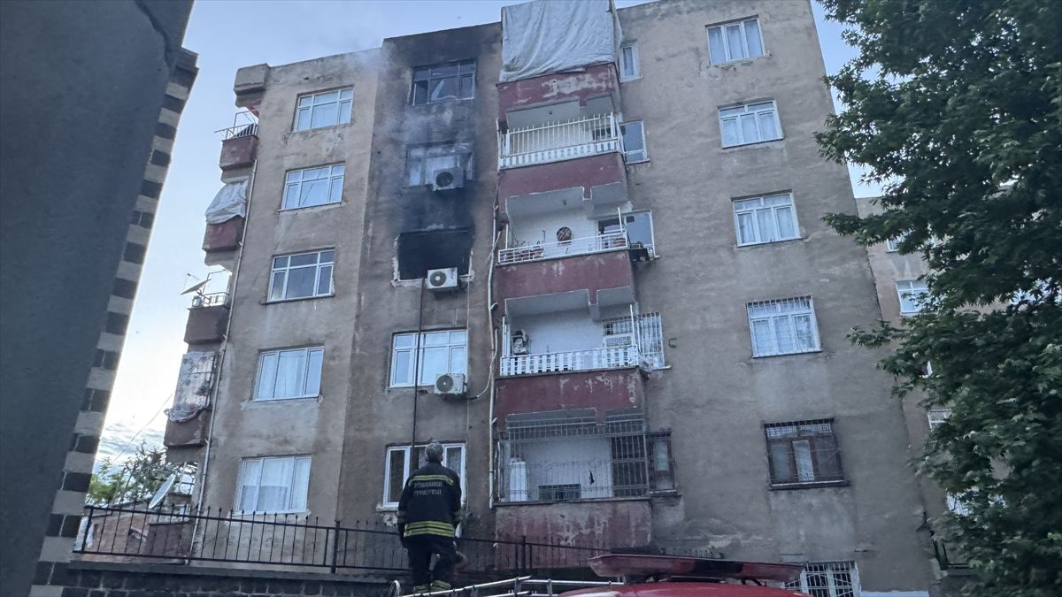 Diyarbakır\'da Yangın: İtfaiye Eri Yaralandı