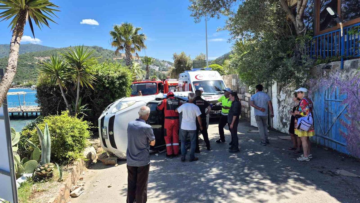 Bodrum\'da Otomobil Duvara Çarptı, Sürücü Kurtarıldı