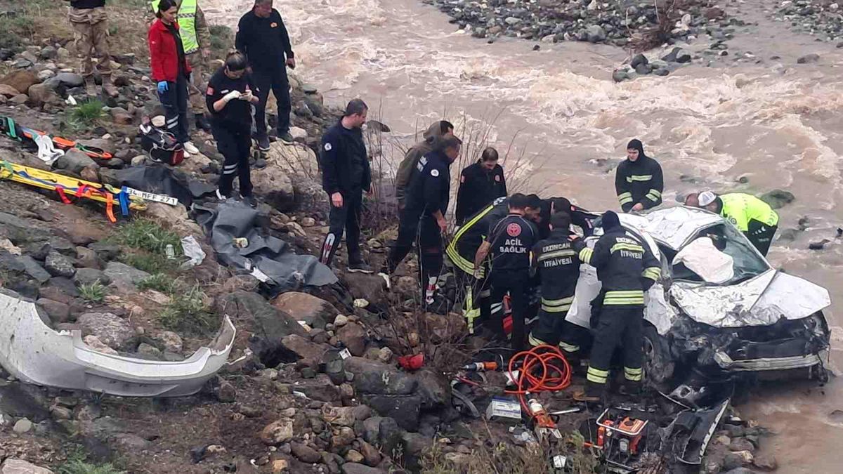 Erzincan\'da dereye uçan otomobilde 2 kişi hayatını kaybetti