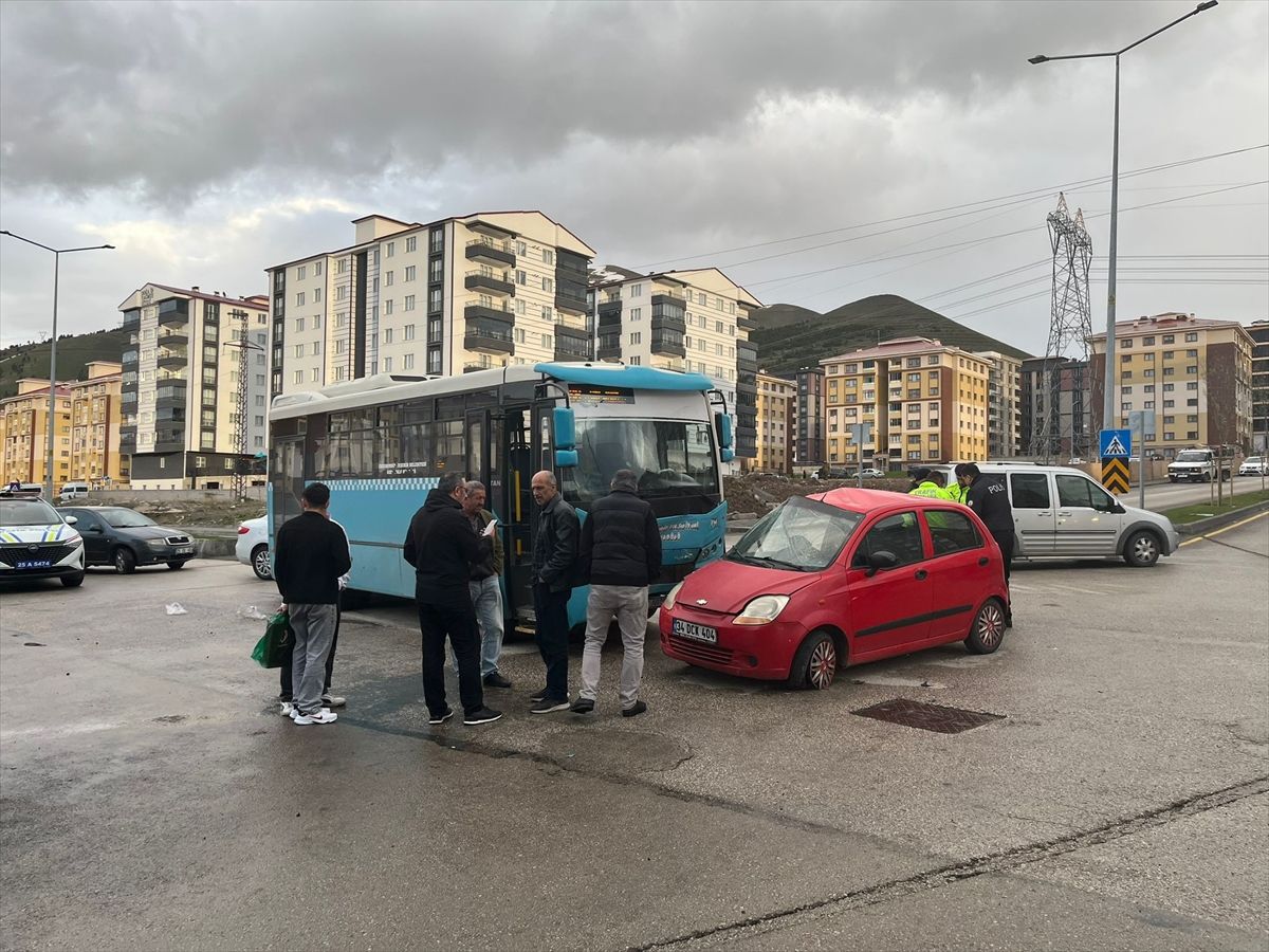 Erzurum\'da otobüs-otomobil çarpıştı: 5 yaralı
