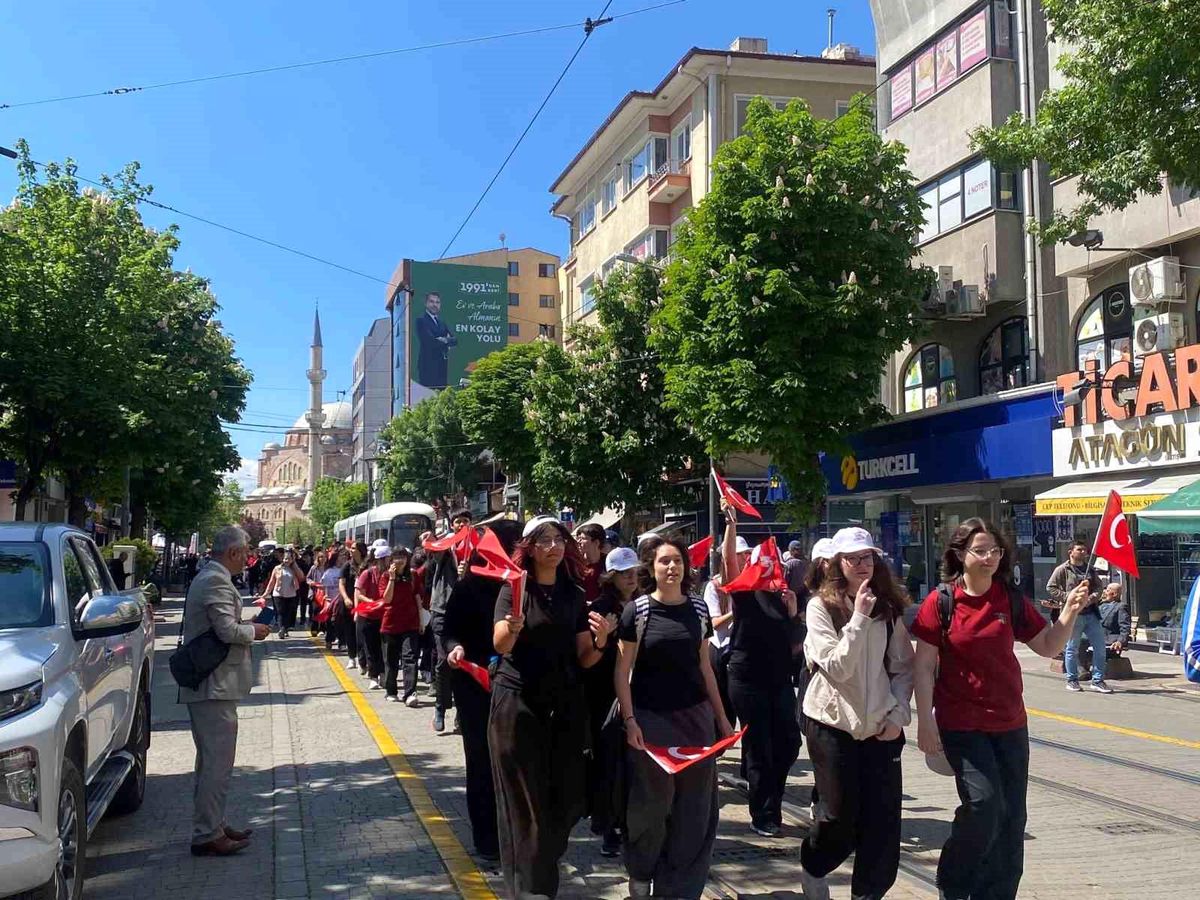 Eskişehir\'de Gençlik Bayramı Yürüyüşü