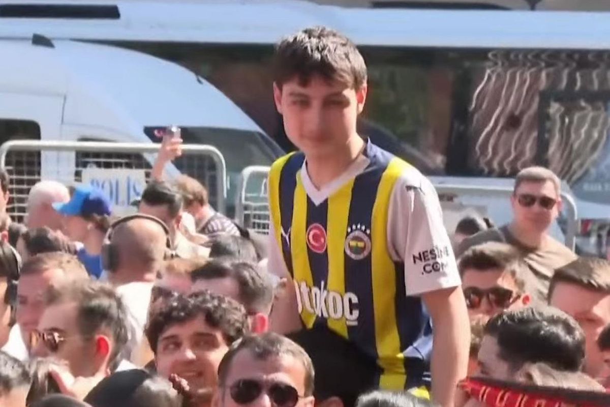 Fenerbahçeli taraftar, Galatasaray\'ın şampiyonluk kutlamasına katıldı