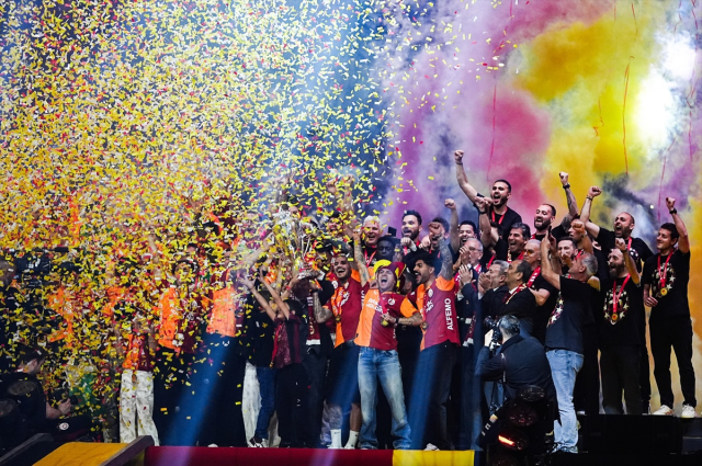 Galatasaray 26. şampiyonluğunu kutluyor! Sarı-kırmızılılar kupasını kaldırdı