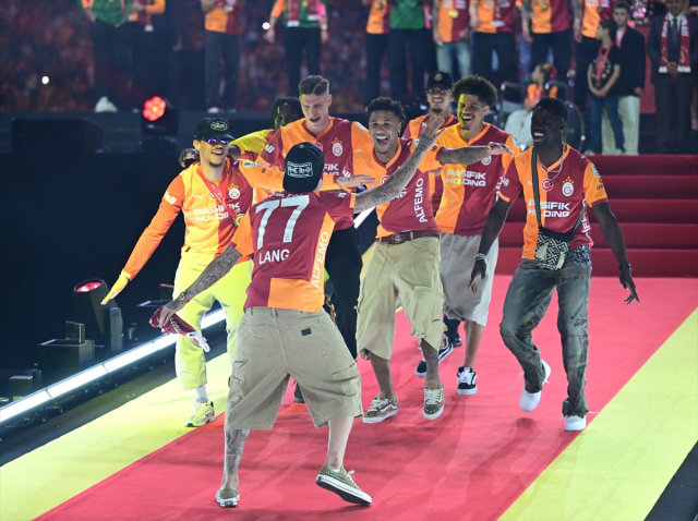 Galatasaray 26. şampiyonluğunu kutluyor! Sarı-kırmızılılar kupasını kaldırdı