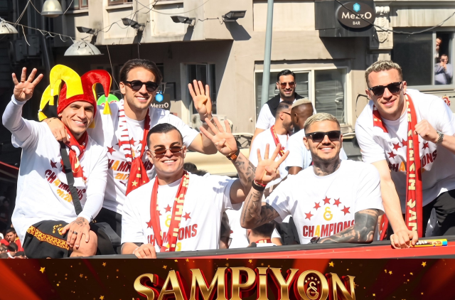 Galatasaray'da şampiyonluk kutlaması başladı! Torreira ve Yunus'tan dikkat çeken pankart