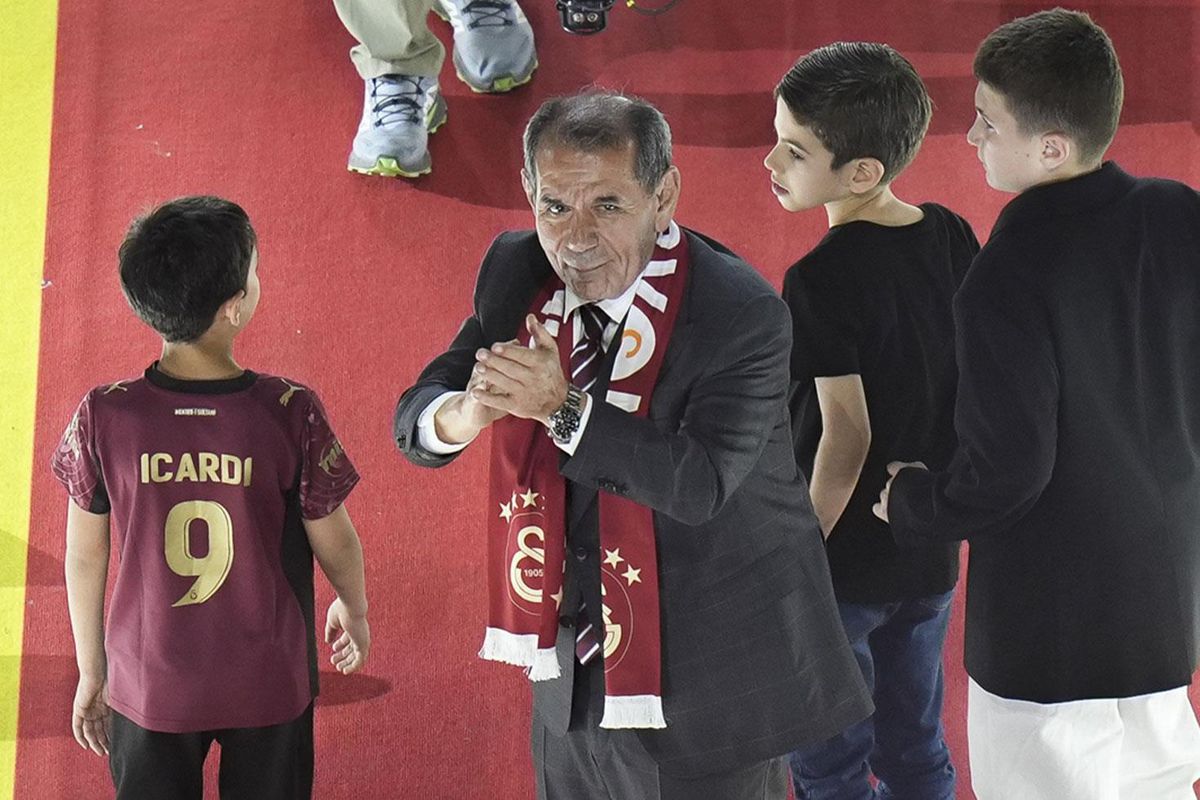 Galatasaray\'ın şampiyonluk kutlamalarında Erden Timur sürprizi