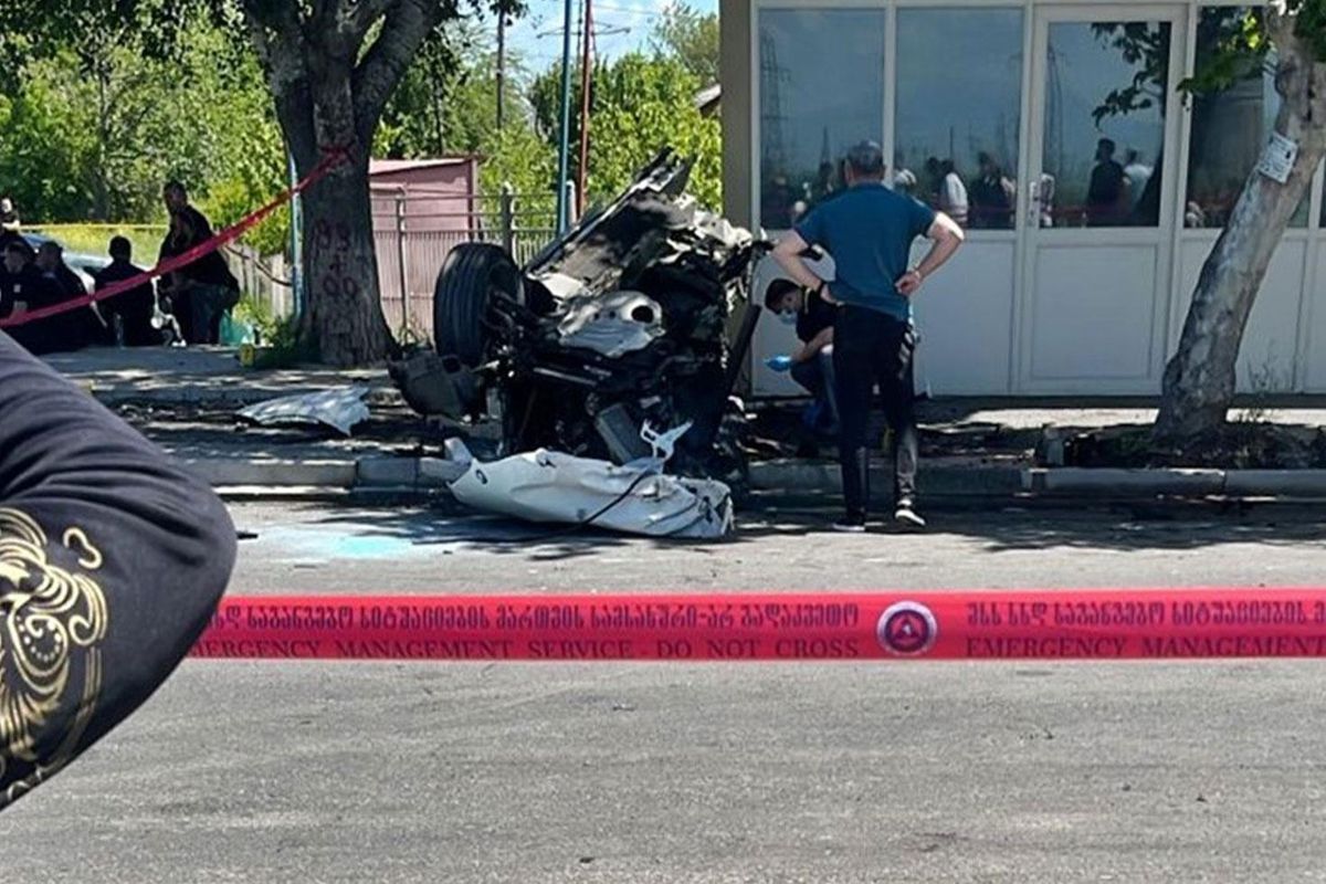 Gürcistan\'ın doğusunda bulunan Gardabani kentinde ağaca çarpan otomobilin hurdaya döndüğü kazada 20 yaşın altındaki 7 kişi hayatını kaybetti. Feci kaza çevredeki güvenlik kameralarına yansıdı.