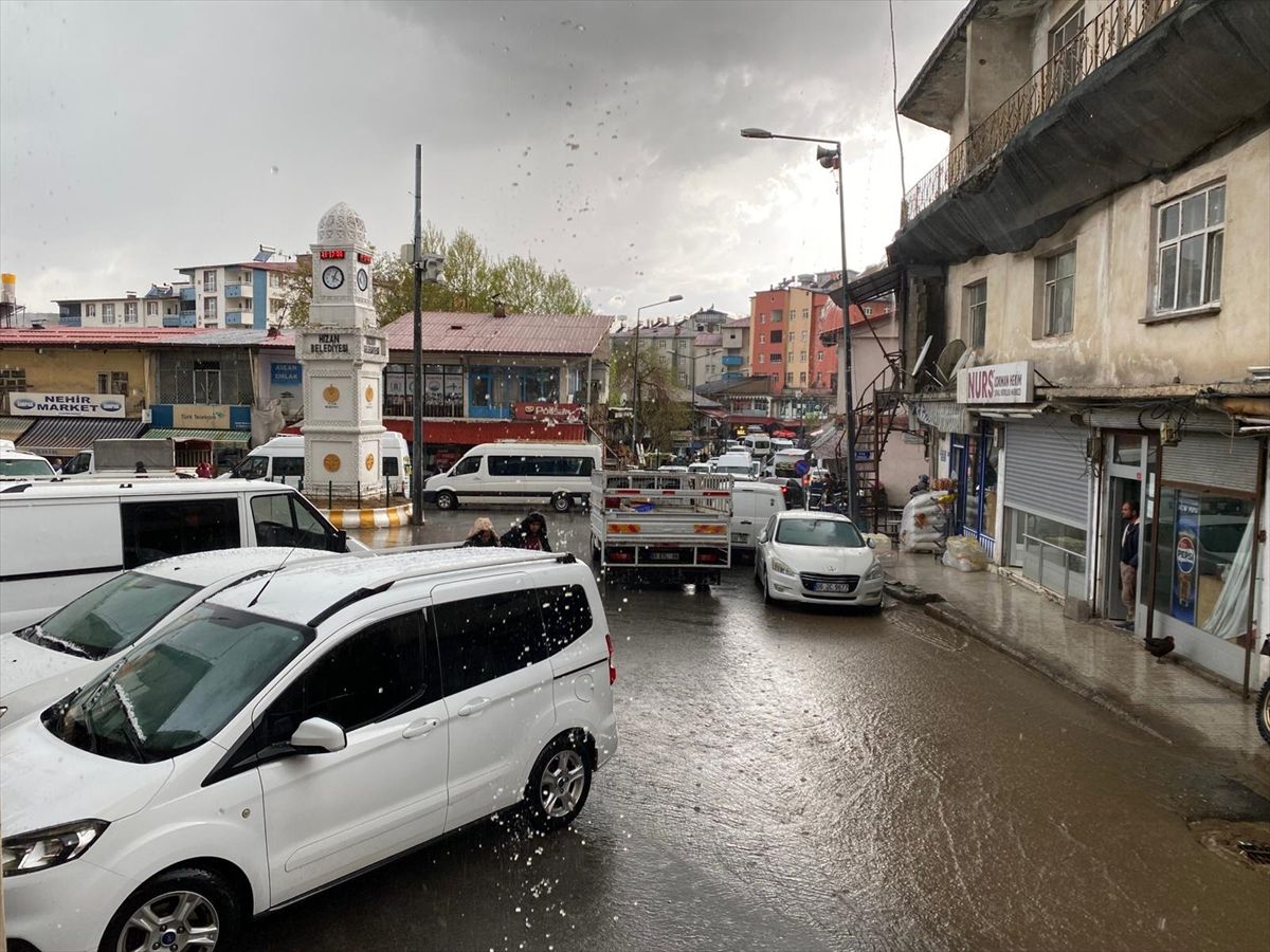 Hizan\'da Sağanak Yağış Hayatı Olumsuz Etkiledi