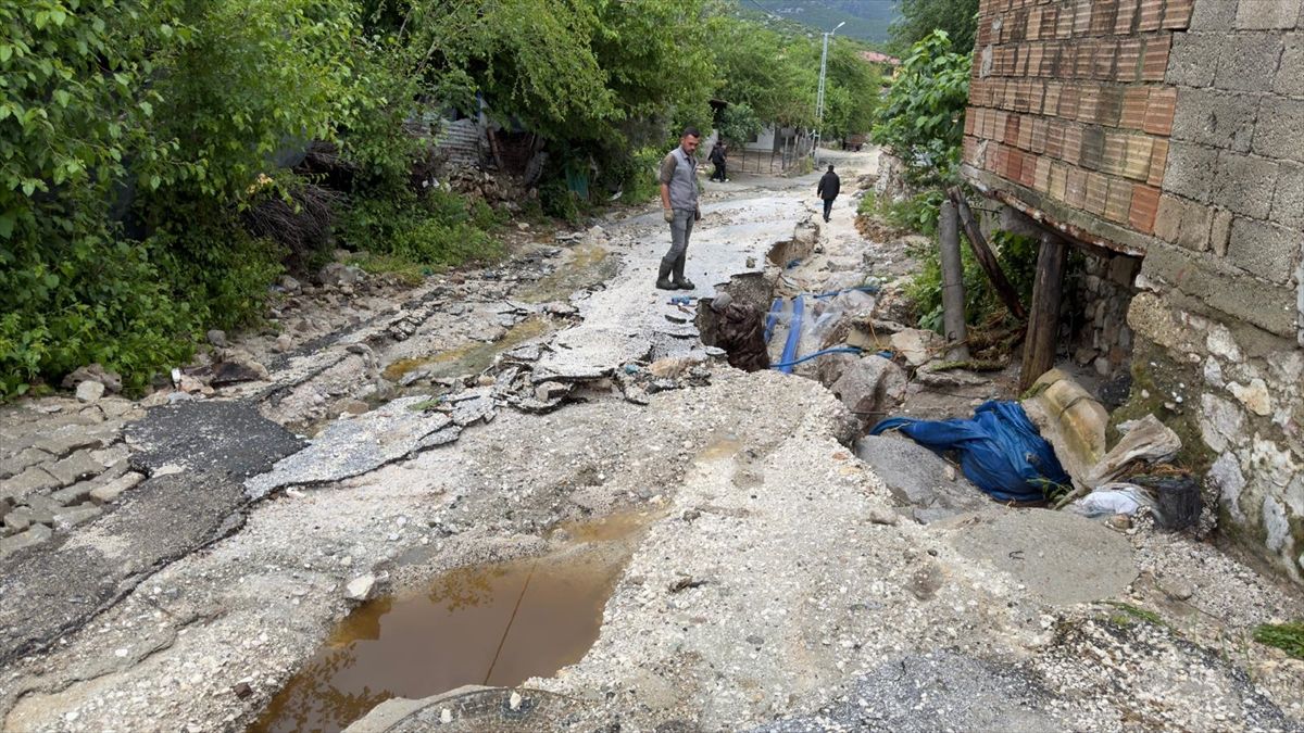 Kahramanmaraş ve Kilis\'te Sağanak Yağış Hayatı Olumsuz Etkiledi