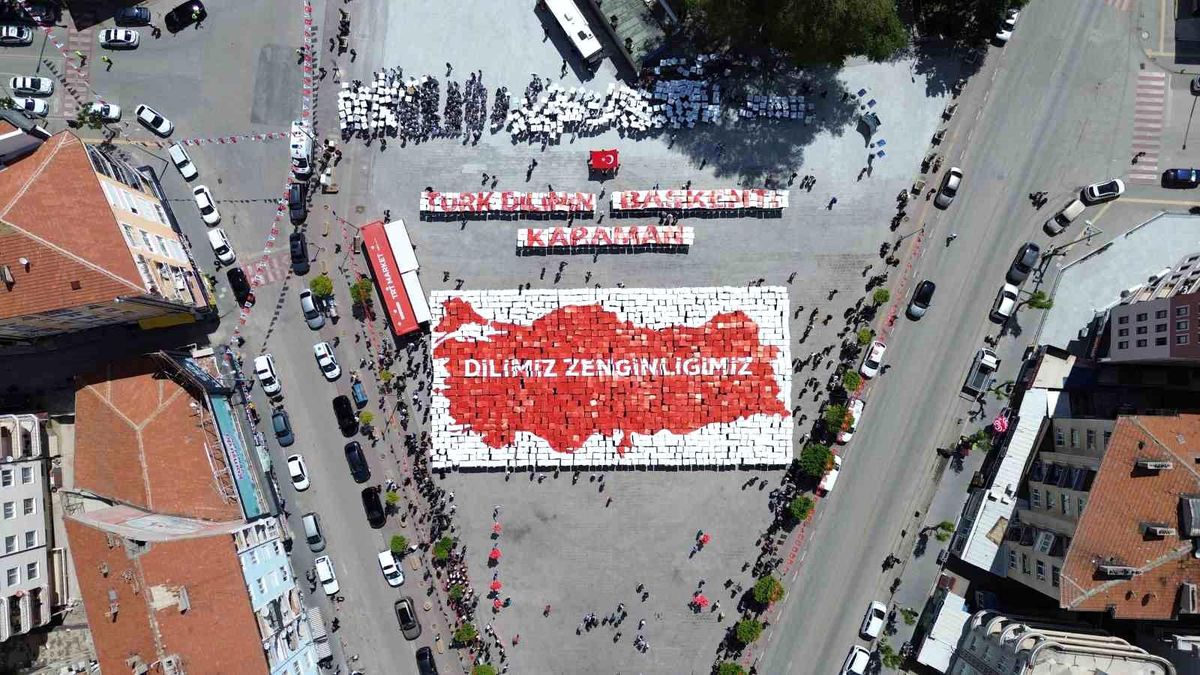 Karaman\'da öğrencilerden "Yürüyen Sözlük" gösterisi