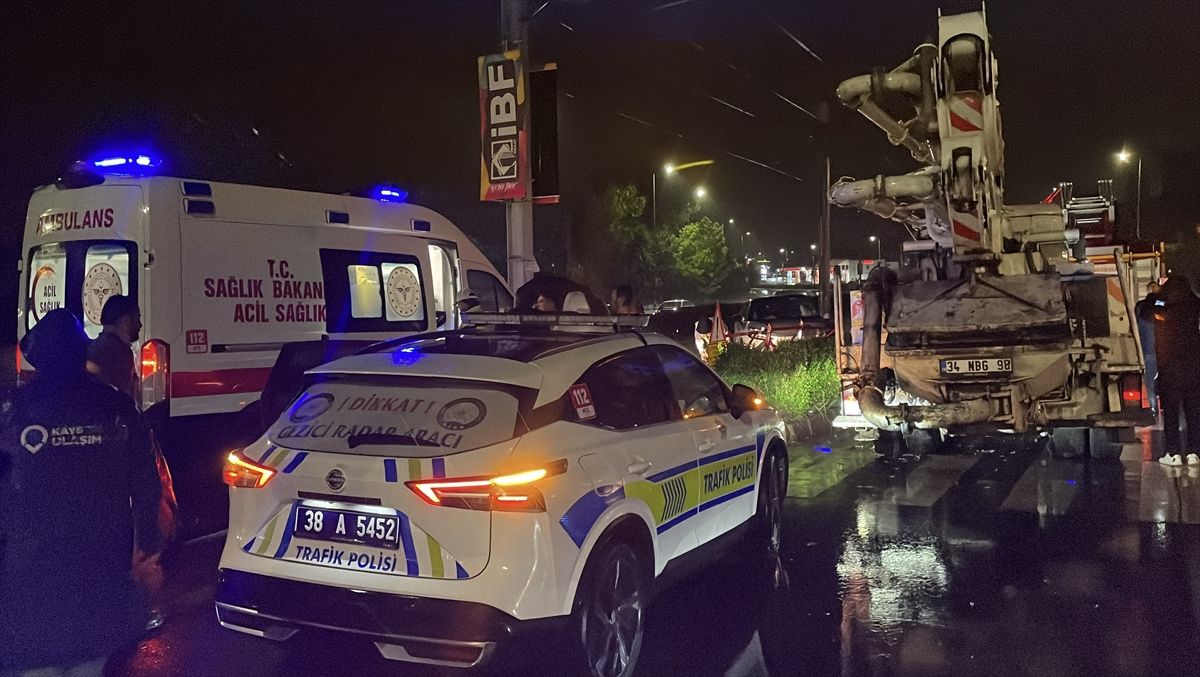 Kayseri\'de Otomobil Kamyona Çarptı