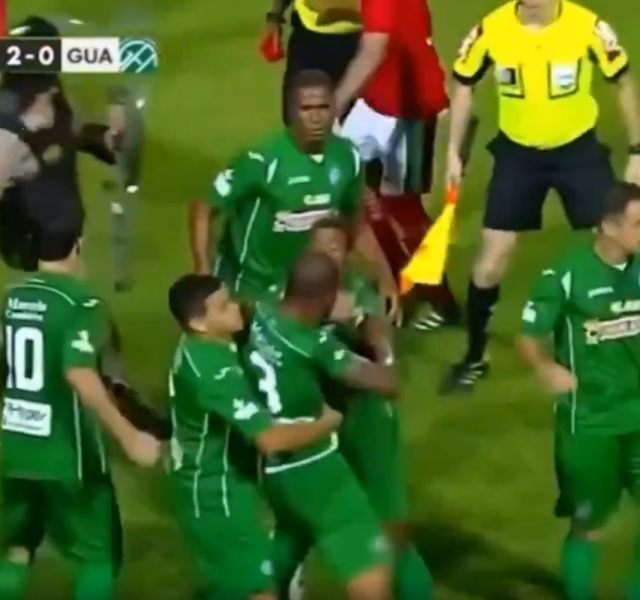 Kırmızı görünce çıldırdı, hakemi dövmeye kalktı! Tepkiler çığ gibi