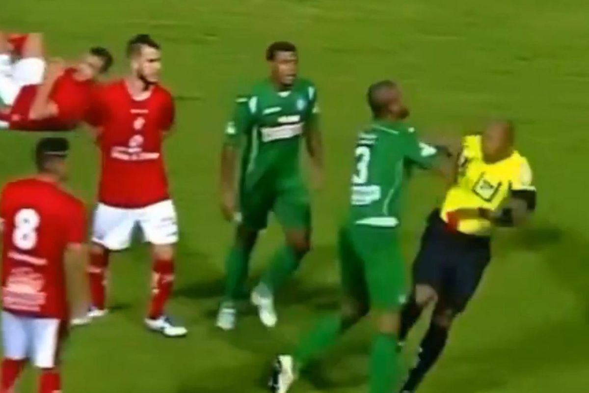 Kırmızı görünce çıldırdı, hakeme vurup yere düşürdü