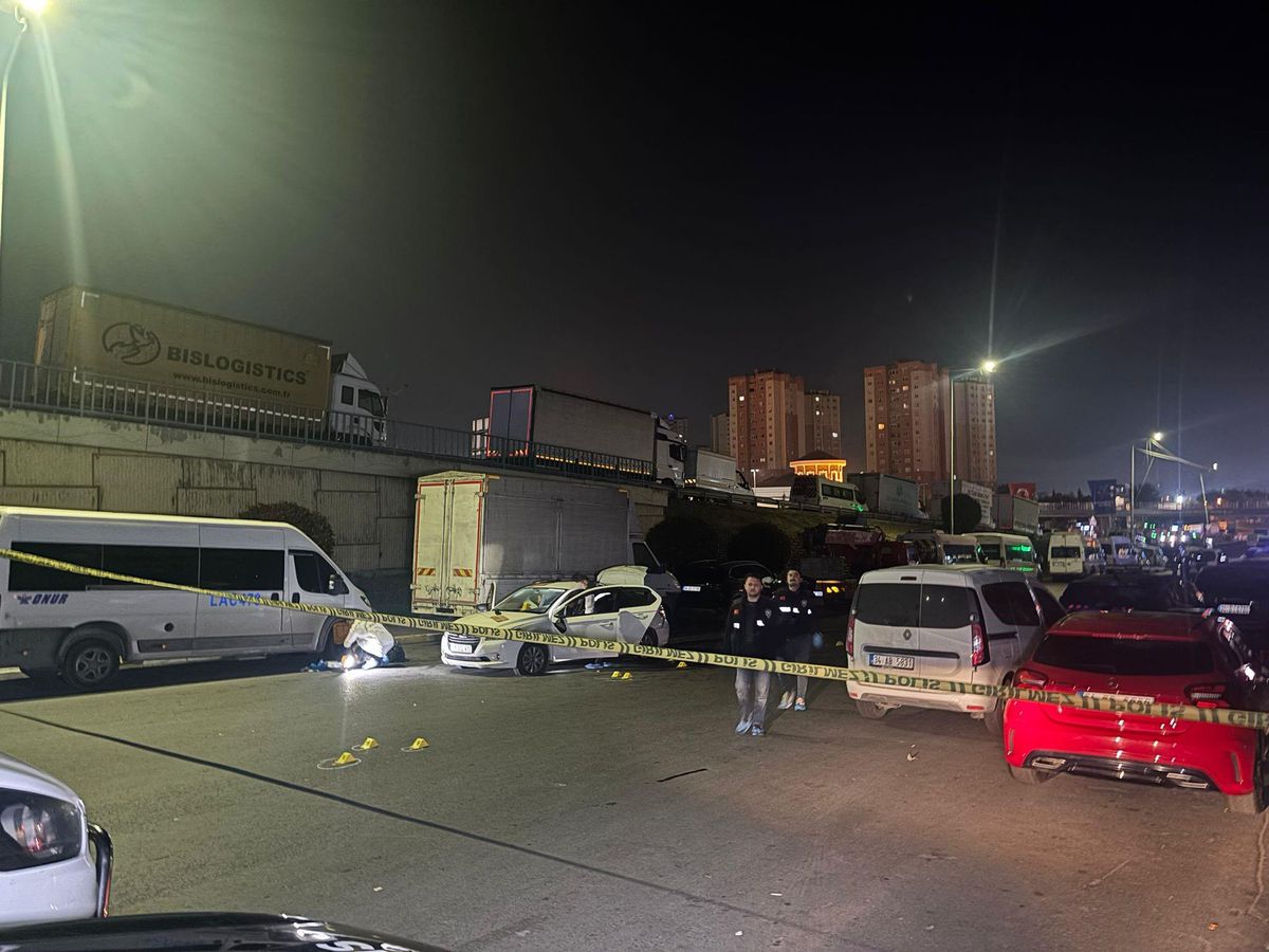 Küçükçekmece\'de bir otomobil dur ihtarına uymadı: 1 polis yaralandı