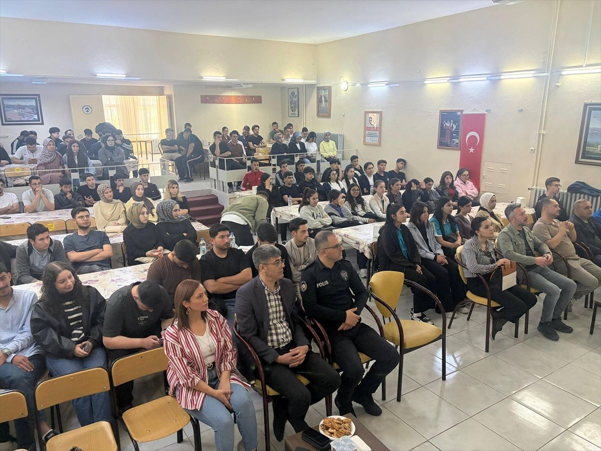 Keban\'da Öğrencilere Söyleşi Düzenlendi