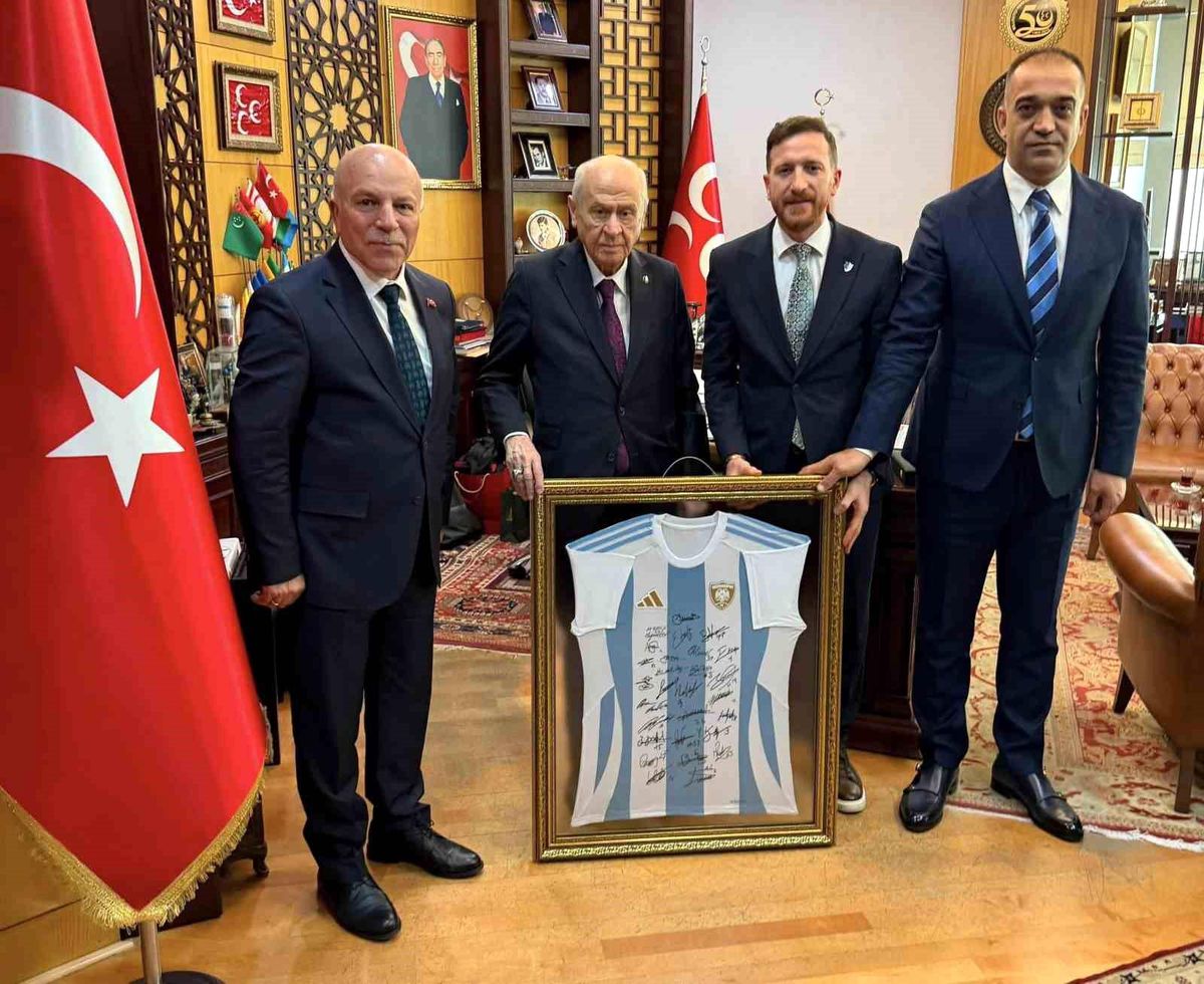 MHP lideri Bahçeli\'ye Erzurumspor forması takdim edildi