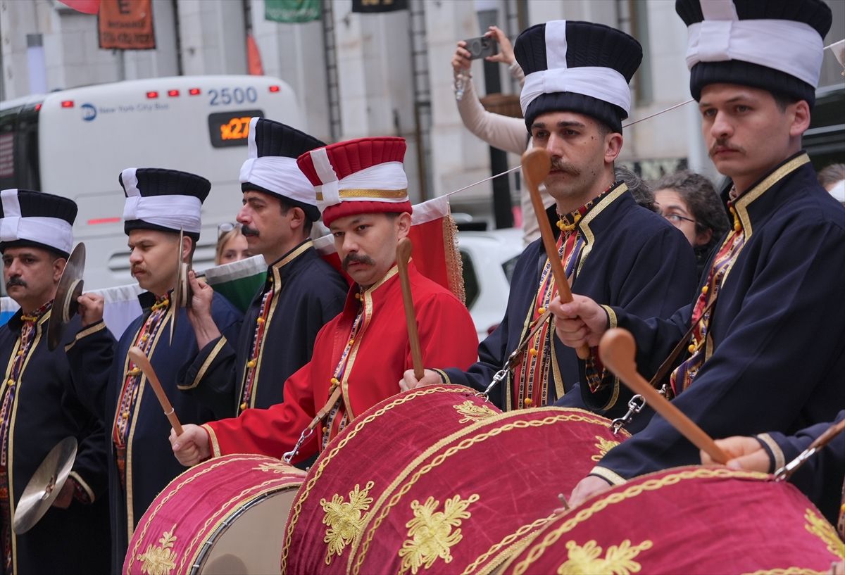 New York\'ta 43. Türk Günü Yürüyüşü öncesi bayrak çekme töreni