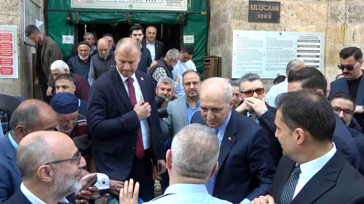 Numan Kurtulmuş cuma namazında Ulu Cami\'de vatandaşlarla saf tuttu
