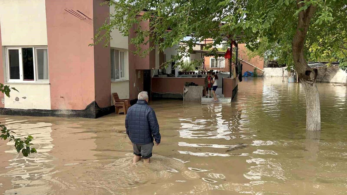 Osmaniye\'de sağanak etkili oldu, evleri ve tarlaları su bastı