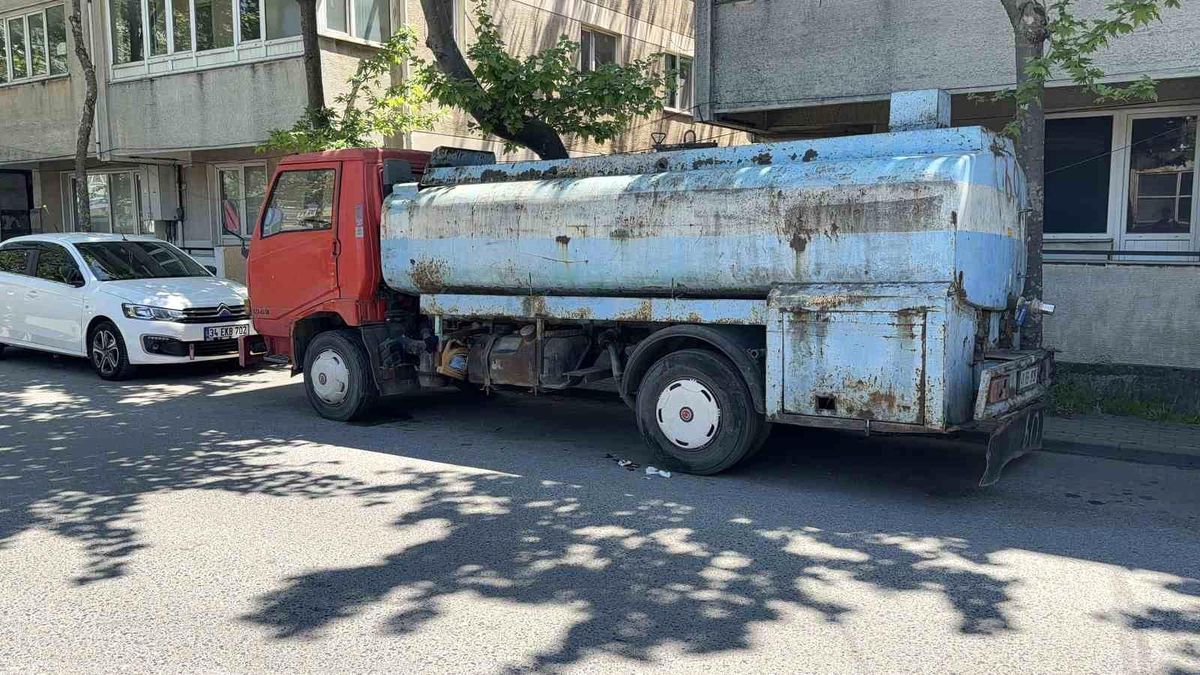 Scooter Sürücüsü Tankere Çarptı